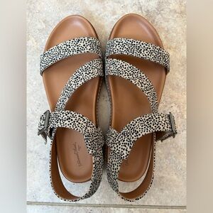 Universal Thread Sandals